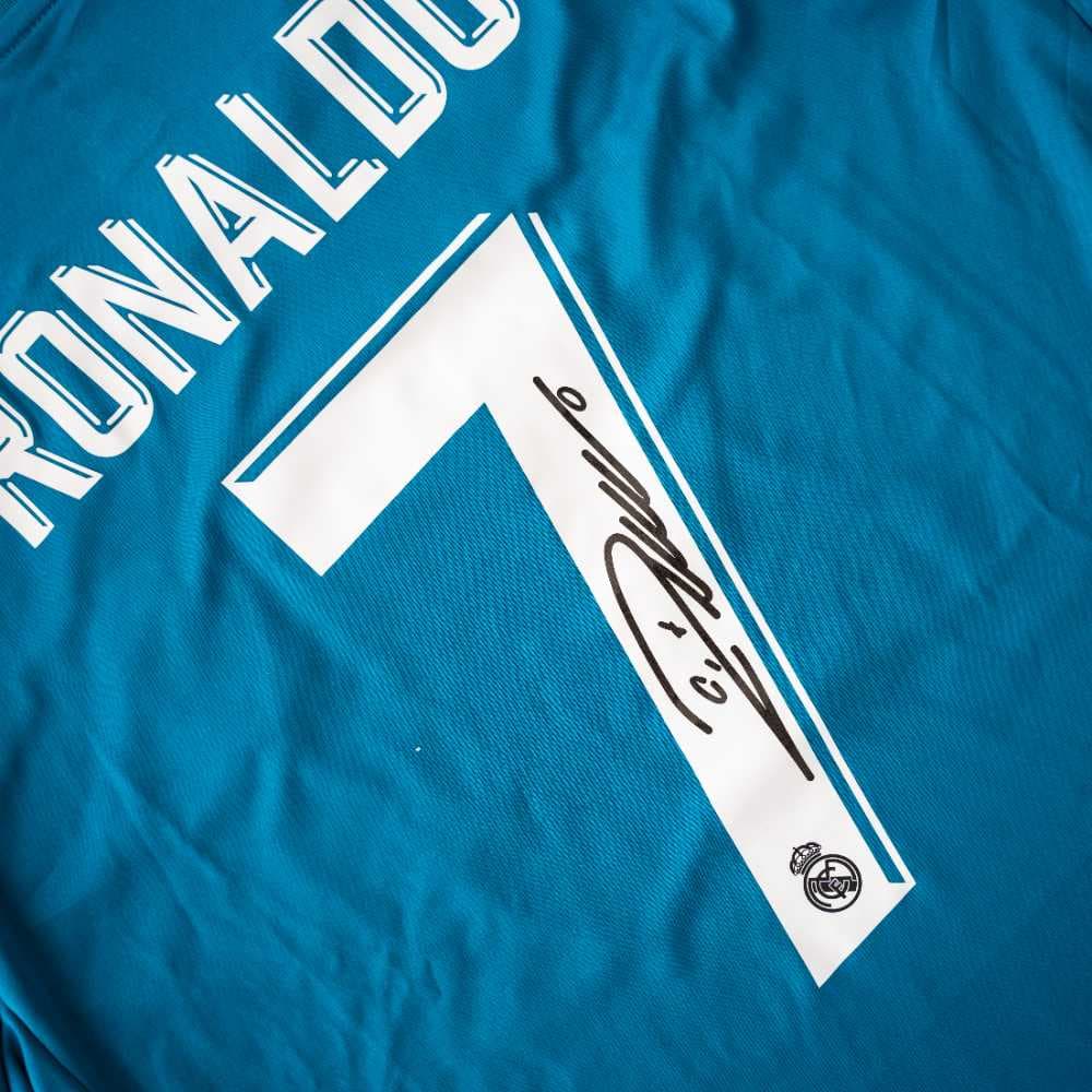 قميص ريال مدريد الاحتياطي موسم 2017/2018 بتوقيع رونالدو